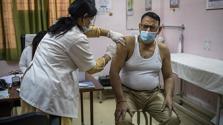 Η Ινδία υστερεί στους εμβολιασμούς του πληθυσμού της